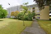 Hausansicht - Zentral und seenah gelegene 2-Zimmer-Wohnung mit Balkon und Aufzug in Petershausen-Ost