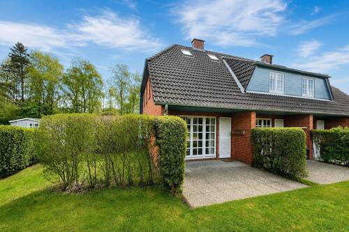Außenansicht mit Terrasse - Kleines Endreihenhaus mit Westterrasse + Gartenanteil