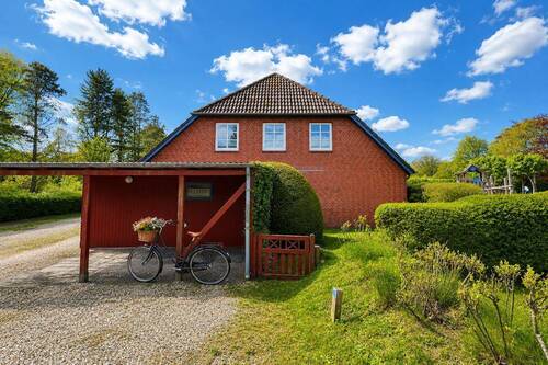 Außenansicht (Nord) mit Carport - 3 Zimmer Terrassenwohnung zum Kaufen in Wyk auf Föhr