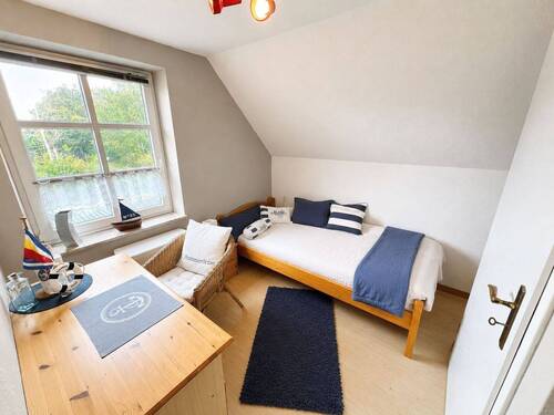 Zweites Schlafzimmer (Kinderzimmer) - mit direktem Zugang zum Spitzboden - 