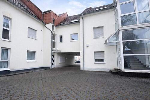 Gebäuderückseite mit Innenhofzugang - 