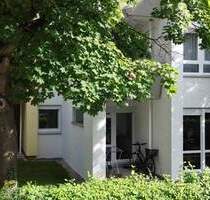 Frisch sanierte Terrassenwohnung mit Gartenanteil und soliden Mieterinnen - München / Kleinhadern