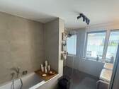 Tageslichtbad mit Badewanne und Dusche - 