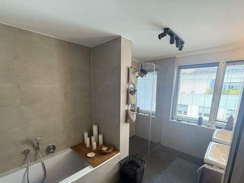 Tageslichtbad mit Badewanne und Dusche - 