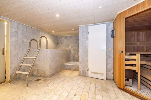 Saunabereich mit Eisbecken und WC - 