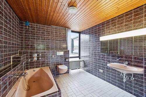 Großzügiges Badezimmer im Obergeschoss - 