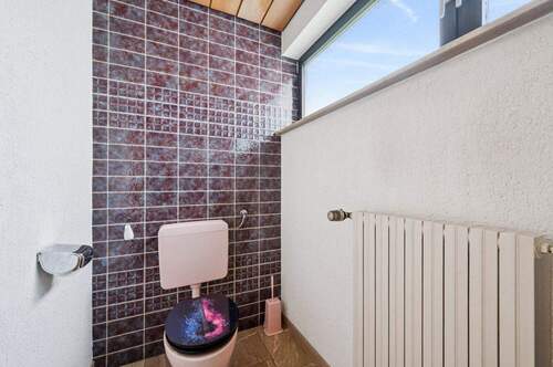 Gäste-WC im Erdgeschoss mit Tageslicht - 