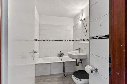 Modernes Bad - Etagenwohnung mit 96,00 m&sup2; in Kiel-Elmschenhagen-Nord zum Kaufen