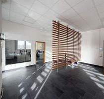 Helle Büro- oder Praxisfläche mit flexibler Raumgestaltung und Stellplätzen in Cortendorf! - Coburg / Cortendorf