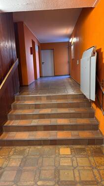 Treppenhaus mit Rollstuhl-Lift - 