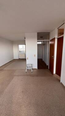 Wohnzimmer mit Blick aus Essbereich - Etagenwohnung mit 62,00 m&sup2; in Karlsruhe zum Kaufen