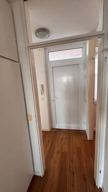 Flur mit Blick auf Wohnungstüre - 