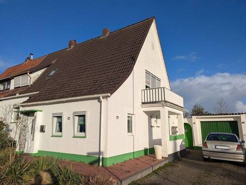 Straßenansicht - Schöne Doppelhaushälfte auf großem Grundstück!