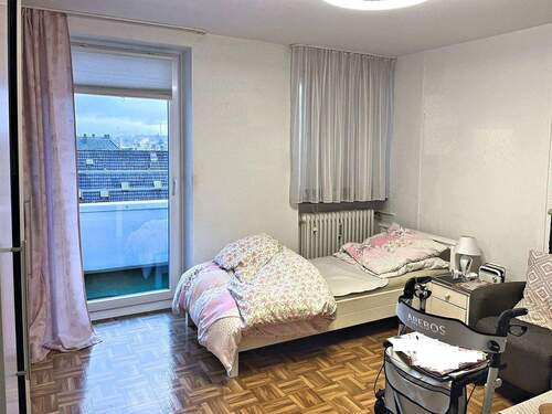 Wohnbereich mit Zugang zur Loggia - 1 Zimmer Etagenwohnung in München