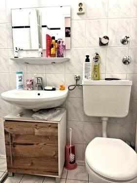 Weiß gefliestes Bad - 