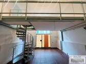 Ladenfläche mit Treppe zur Galerieebene - 1 Zimmer Gewerbeobjekt (Büro, Produktion, Verkauf) in München