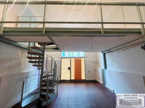 Ladenfläche mit Treppe zur Galerieebene - 1 Zimmer Gewerbeobjekt (Büro, Produktion, Verkauf) in München