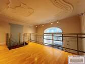 Galerieebene mit Deckenstuck und Blick zum Schaufenster - 