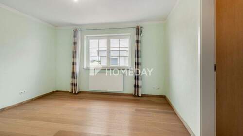 1. OG Schlafzimmer 1 - 