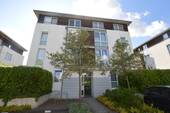 Hausansicht vorne - Attraktives Investment - Vermietete 3-Zimmer-Wohnung mit Balkon und Tiefgaragenstellplatz