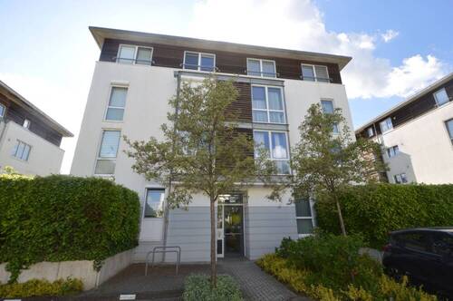 Hausansicht vorne - Attraktives Investment - Vermietete 3-Zimmer-Wohnung mit Balkon und Tiefgaragenstellplatz