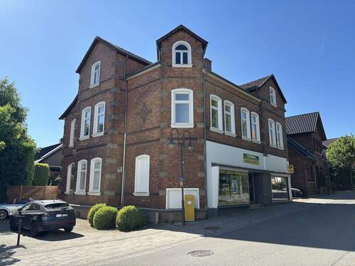 Straßenseite - ~~Frisch renovierte großzügig modernisierte 4 Zimmer Altbauwohnung im Zentrum~~