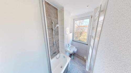 Bad mit Wanne - NEU saniert - Duschaufsatz aus Echtglas - Deckenspots - 7m² großer Balkon