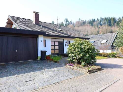 Ansicht Ost mit Garage und Blick auf die Stellplät - Stilvolles EFH am Stadtrand von Freiburg zu verkaufen