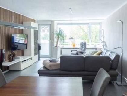 Wohnbereich zum Balkon - 3 Zimmer Etagenwohnung zum Kaufen in Nürnberg
