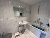 Bad mit Wanne - 
