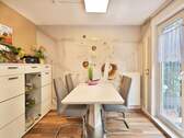 Essbereich in der Küche mit Zugang zur Terrasse - Ihr neuer Lebensmittelpunkt: Reihenmittelhaus mit Terrasse, Balkon und Garage