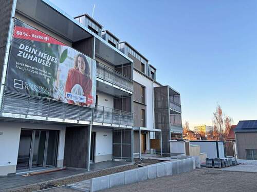 Ansicht der Fassade - Baustand Dezember 2025 - 4 Zimmer Etagenwohnung zur Miete in Markt Schwaben