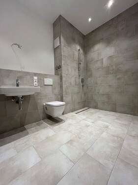 Modernes Badezimmer (beispielhaftes Foto einer anderen Wohnung) - Etagenwohnung mit 98,50 m&sup2; in Markt Schwaben zur Miete