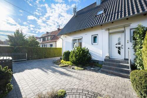 Ansicht 1 - Für Gartenliebhaber! Äußerst gepflegte Doppelhaushälfte in Neufahrn