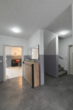 mit Zugang zum großzügigem Wohn-/Essbereich mit offener Küche - 