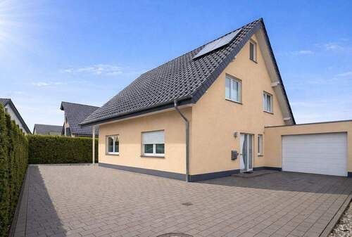 Einfahrt mit großem gepflastertem Hof - 