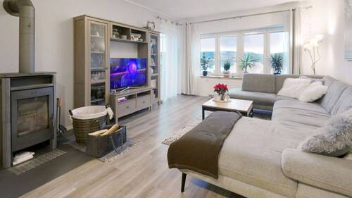 Wohnzimmer 1 - Viel Raum für Ideen: Modernisiertes Wohnhaus mit Einliegerpotenzial und großem Grundstück