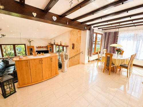 Essbereich mit Sicht ins Wohnzimmer - 