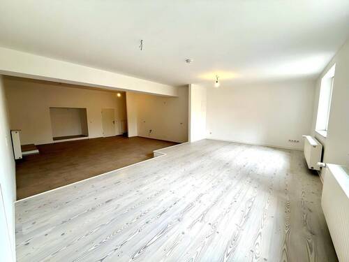 Bild 1 - Stilvolle 2,5-Zimmer-Wohnung - frisch renoviert & sofort bezugsfrei!