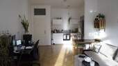 Wohnzimmer mit Blick auf Küche - 