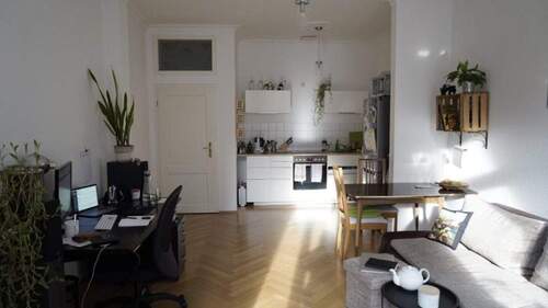 Wohnzimmer mit Blick auf Küche - 