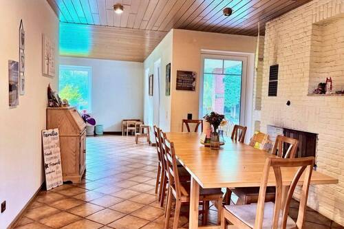 Diele mit Essbereich und Kamin - 