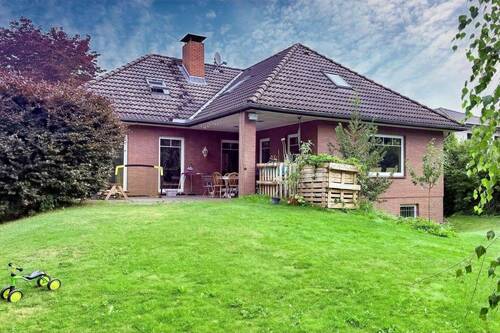 Außenansicht - PROVISIONSFREI ! Großzügiges Einfamilienhaus in fantastischer Lage !