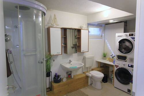 Keller mit Waschraum und Badezimmer - 