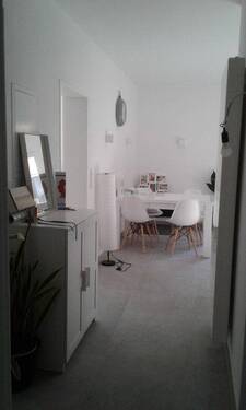 Flur mit Blick in Wohnküche - 2 Zimmer Etagenwohnung in Königstein OT Falkenstein