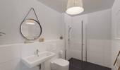 Modern gefliestes Badezimmer mit bodengleicher Dus - 3 Zimmer Etagenwohnung in Berlin