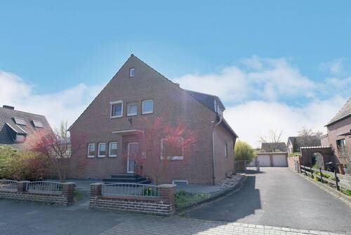 Titelbild - Wohnen und Vermieten vereint - gepflegtes Zweifamilienhaus mit Garten und Garagen in Bestlage von Alt-Willich