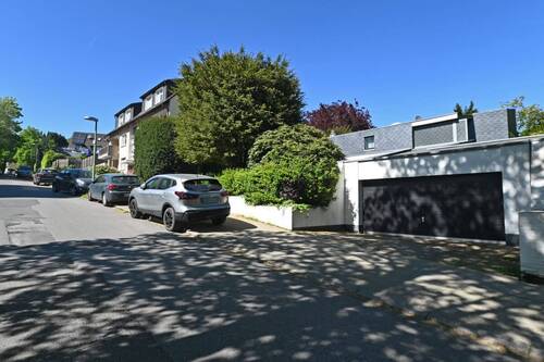 Außenansicht mit Garage - 