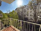 Balkon Wohnzimmer - Frisch saniert & sofort verfügbar: Stilvolle 2-ZKB im Dichterviertel Wiesbaden