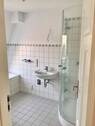 Bad mit Dusche, Wanne, Fenster - 